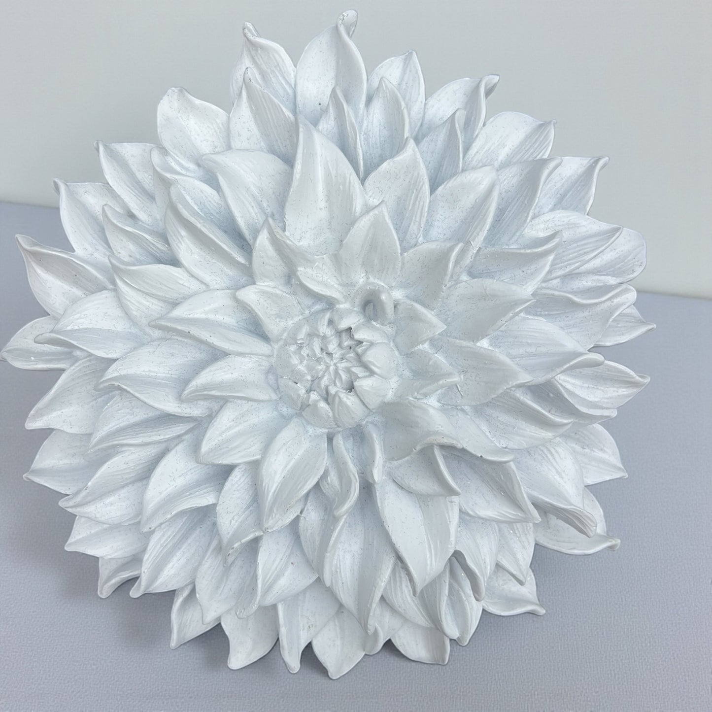 WHITE RESIN WALL FLOWER